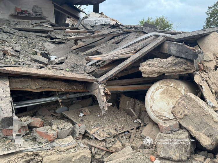 На Дніпропетровщині пошкоджені будинки та підприємство: 84-річну жінку госпіталізували