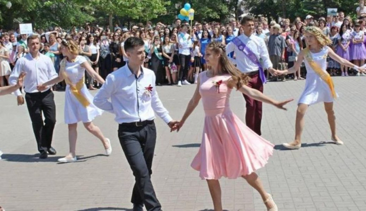 Школьный вальс battle: выпускники Днепропетровщины могут побороться за звание самой танцевальной школы
