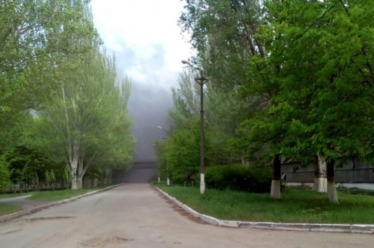 В Кривом Роге случился пожар на территории одного из заводов (фото, видео)
