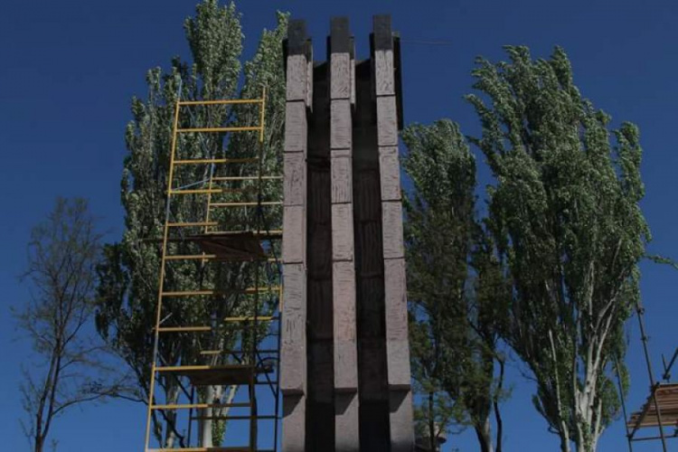 На завершающем этапе реконструкция мемориала и братской могилы в Кривом Роге (ФОТО)