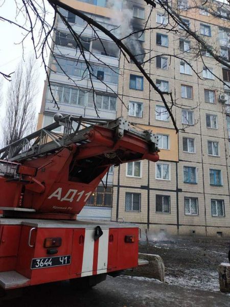 В Кривом Роге три пожарно-спасательные части ликвидировали пожар в многоквартирном доме (фото)