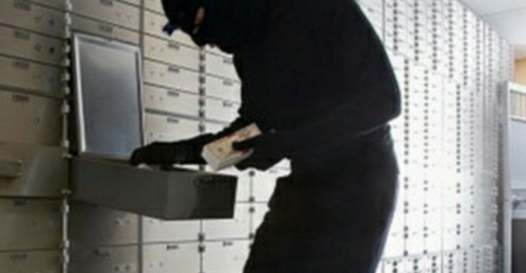 В Кривом Роге ограбили банк  и ранили сотрудницу: полиция ищет преступников