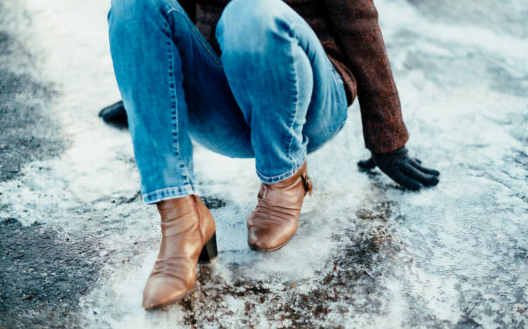 Ожеледиця не страшна: чим посипати доріжки взимку - фото з відкритих джерел