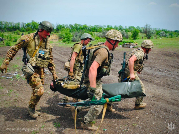 Привітай бойового медика: волонтери Кривого Рогу збирають ліки для захисників
