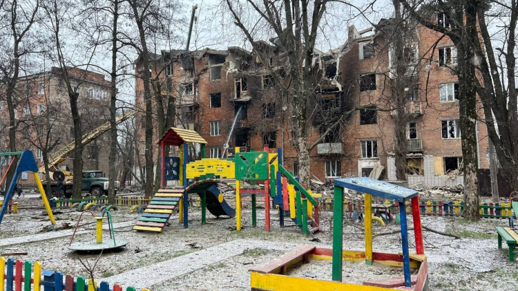 «Ми боремося за його життя» - у лікарні прооперували криворіжця, який постраждав від удару «Іскандером» по житловому будинку 8 січня 