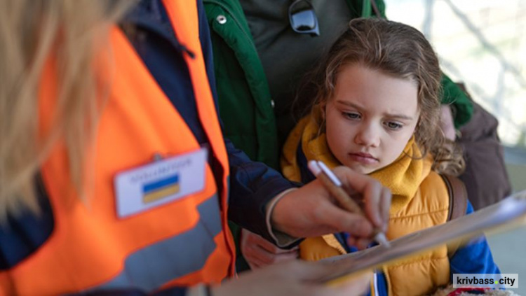 Примусова евакуація: на Дніпропетровщині родини з дітьми мають виїхати з 16 населених пунктів