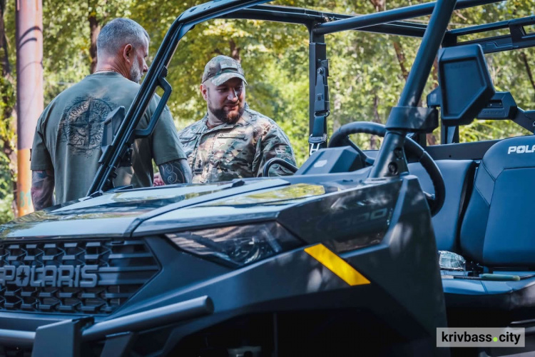 Швидкі й непомітні: нацгвардійці отримали багі й мотоцикли від Сталевого Фронту Ріната Ахметова