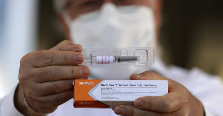 Україна вирішила закупити 1,9 млн доз китайської вакцини від коронавірусу