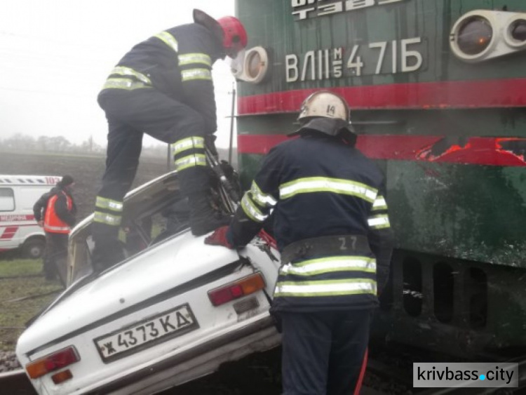 Под Кривым Рогом поезд протаранил легковушку - есть жертвы (ФОТО)