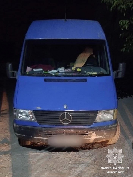 Втік з місця ДТП: у Кривому Розі поліцейські по «гарячих слідах» затримали водія мікроавтобуса