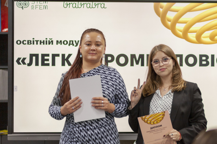 Військовослужбовиці потребують комфорту: 17-річна криворожанка розробила колекцію білизни для жінок на фронті (фото)