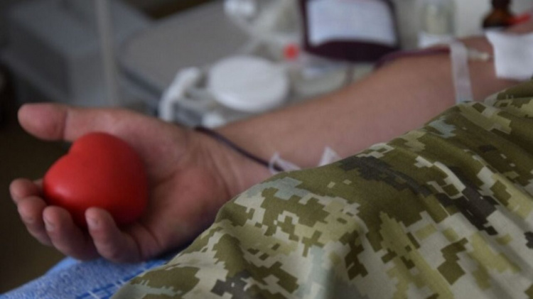 Більше врятованих захисників: Уряд дозволив бойовим медикам переливати кров на догоспітальному етапі