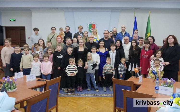 Дев'ять осель для дитячих будинків сімейного типу: у Кривому Розі батькам-вихователям вручили ключі від нового житла