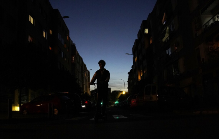 Як не зіпсувати техніку під час вимкнень світла - фото з відкритих джерел