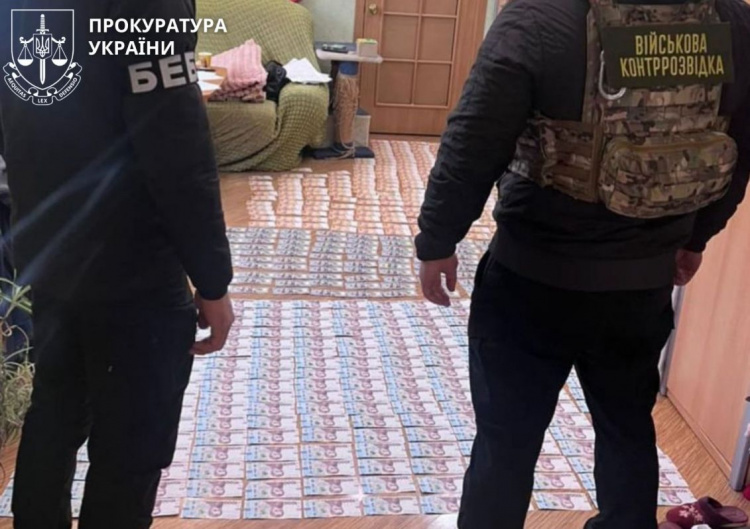 Обшук підозрюваних - фото Прокуратура України