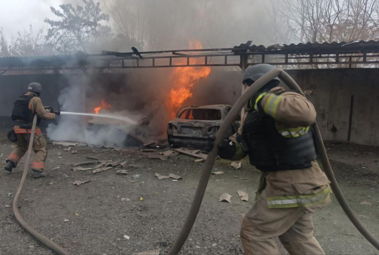Нові удари росіян по Дніпропетровщині: знищені автомобілі, пошкоджені магазини та гуртожиток