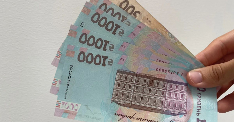 Виплати ВПО за жовтень затримуються: чому гроші не прийшли після 21 числа і що робити