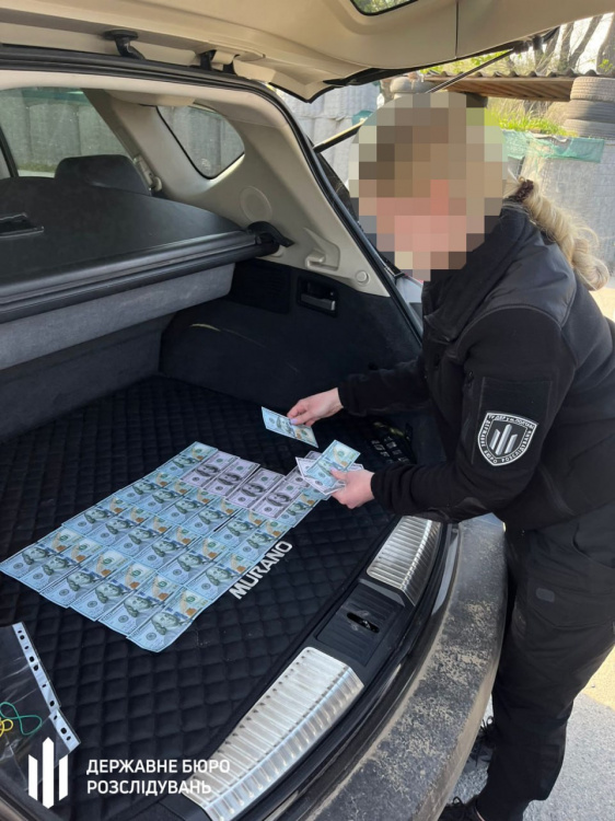 Хабар на трасі: у Кривому Розі затримали поліцейську, яка «продавала» фіктивну службу в штурмовому батальйоні