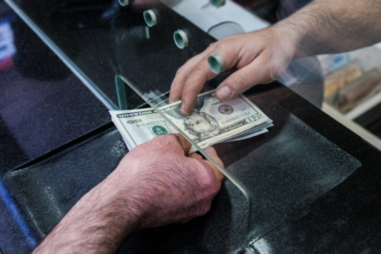 «Старі» долари коштують, як «новенькі»: банкам заборонили встановлювати додаткову комісію