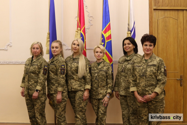У Збройних Силах з’явилась польова форма для жінок: на черзі жіночі бронежилети (фото)