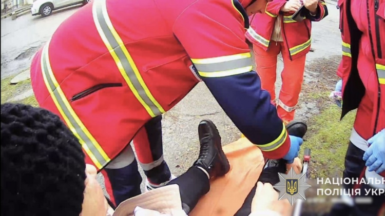 Посковзнулась на льоду: на Дніпропетровщині поліцейські врятували пенсіонерку