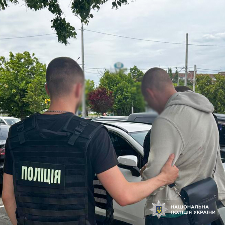 Заробляв на охочих уникнути служби: у Дніпрі затримали 21-річного юнака