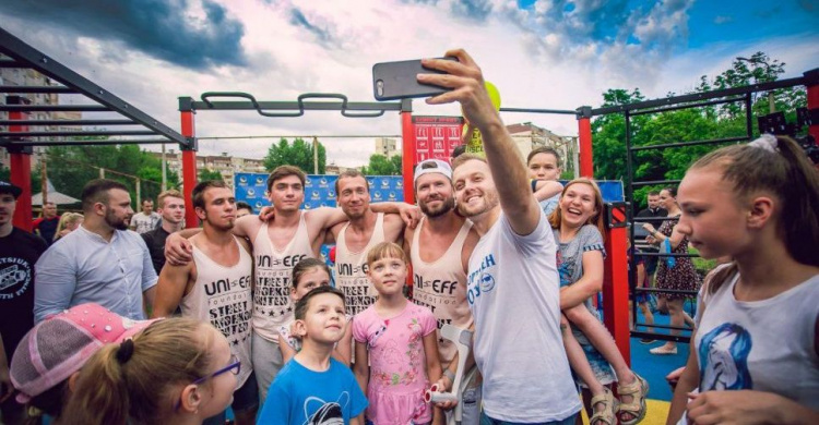 В Кривом Роге появилась новая площадка для уличной гимнастики (фото)