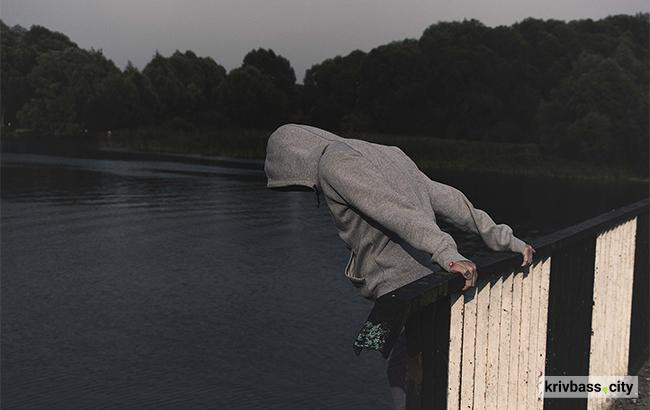 Не дали стрибнути з мосту: у Кривому Розі патрульні врятували містянина від самогубства