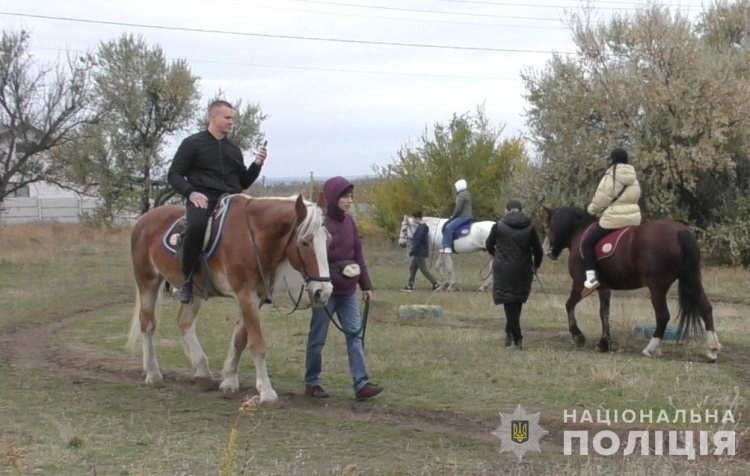 Відновлення через іпотерапію: поранені захисники Дніпропетровщини провели вихідні серед коней