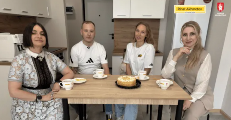 «Тепер можна розвивати родину далі»: завдяки Фонду Ріната Ахметова захисник Маріуполя отримав власну оселю