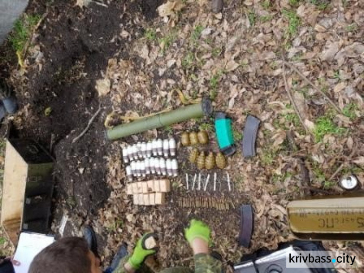 В селе под Кривым Рогом обнаружили схрон с боеприпасами (ФОТО)