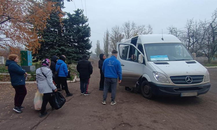 Ізольовані, але не забуті: у прифронтовій громаді Дніпропетровщини запрацював соціальний маршрут