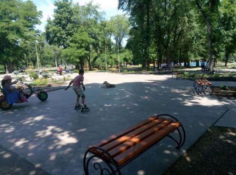 В одном из парков Кривого Рога установили новые лавочки (ФОТОФАКТ)