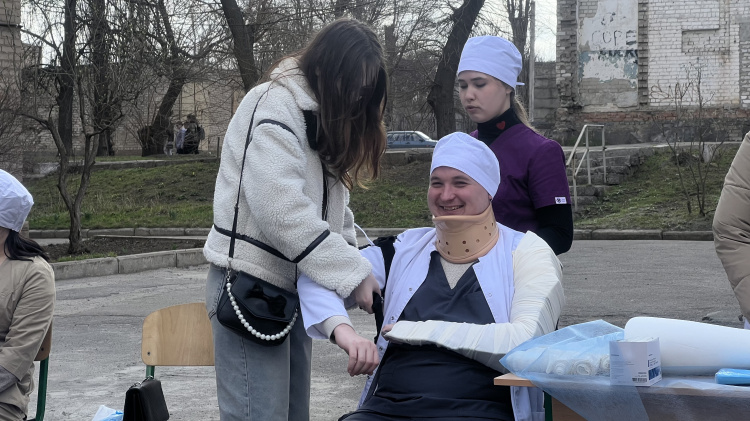 STEM-пікнік у Криворізькому фаховому медичному коледжі: як школярів знайомили з медициною