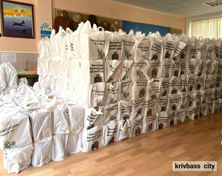 Видача продуктових наборів, фото управління преси криворізького виконкому 