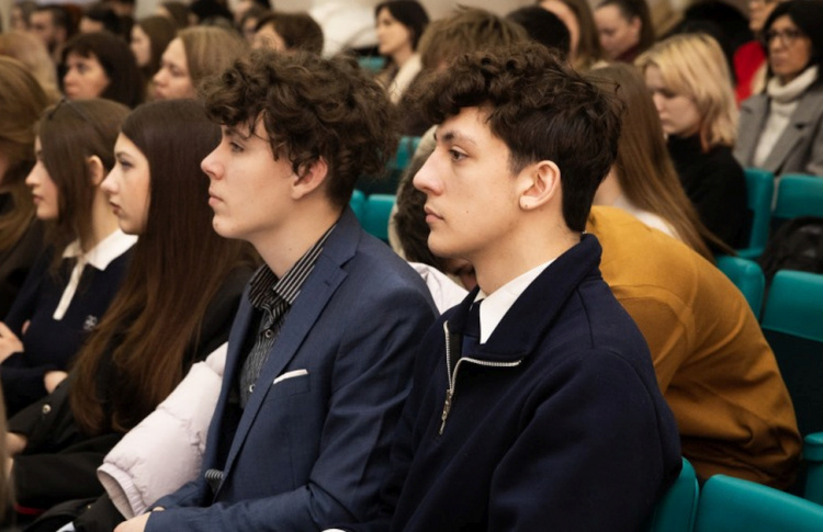 Молодь - фото пресслужби Дніпропетровської ОВА