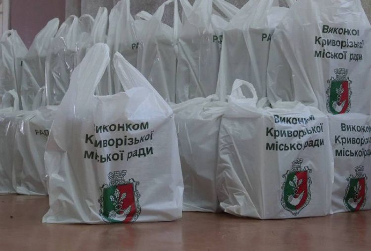 Продуктові набори - фото управління преси виконкому Криворізької міської ради