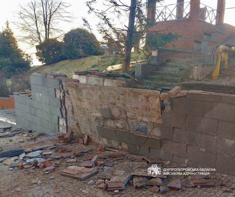 Десятки вибухів зранку: Дніпропетровщину масовано атакували дронами, є поранений