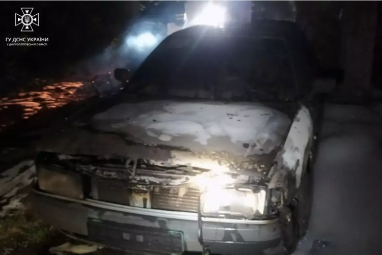 У Довгинцівському районі палала автівка: вночі рятувальники загасили пожежу