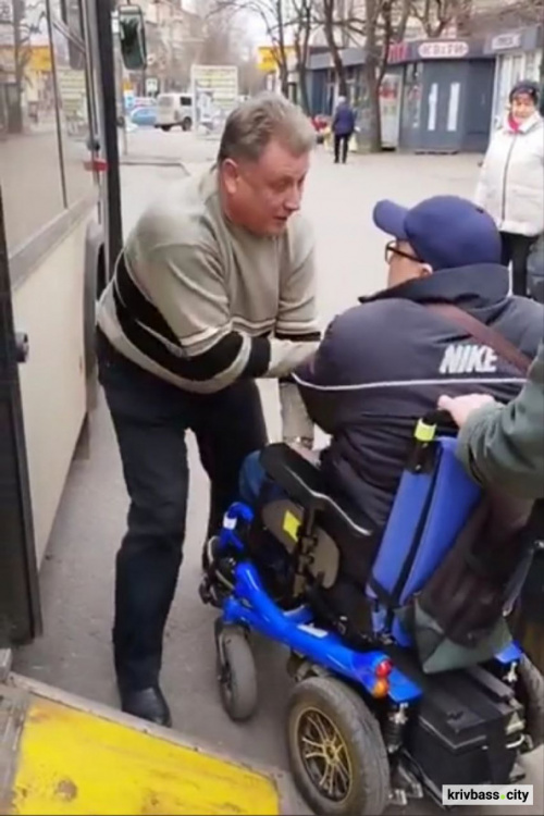 Постраждалий чи провокатор: з’явились деталі інциденту у криворізькому транспорті за участю депутата на інвалідному кріслі