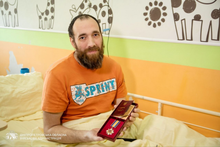 Вони тримали світло під обстрілами: на Дніпропетровщині двом енергетикам вручили ордени «За мужність»